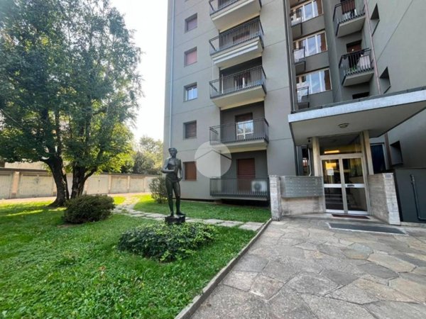 appartamento in vendita a Carate Brianza in zona Costa Lambro