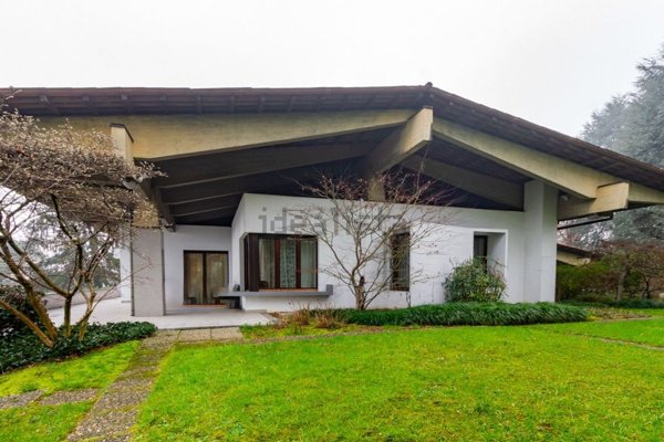 casa indipendente in vendita a Carate Brianza in zona Costa Lambro