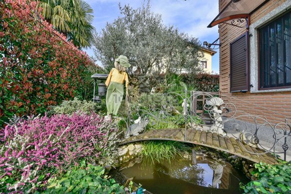casa indipendente in vendita a Carate Brianza in zona Costa Lambro
