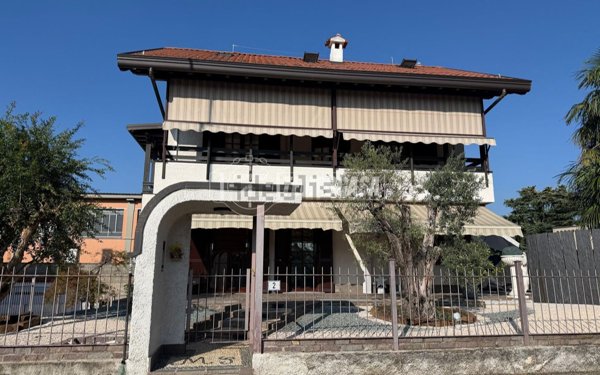 appartamento in vendita a Carate Brianza in zona Costa Lambro