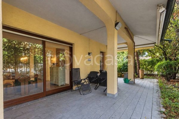 appartamento in vendita a Carate Brianza in zona Costa Lambro