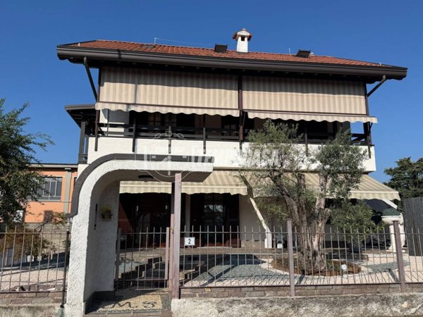 casa indipendente in vendita a Carate Brianza in zona Costa Lambro