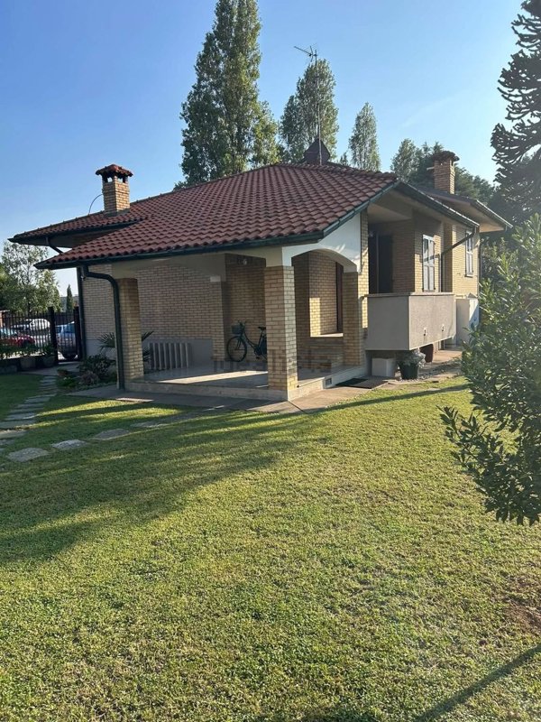 casa indipendente in vendita a Carate Brianza in zona Costa Lambro