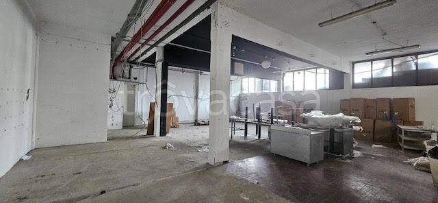 locale commerciale in vendita a Carate Brianza in zona Costa Lambro