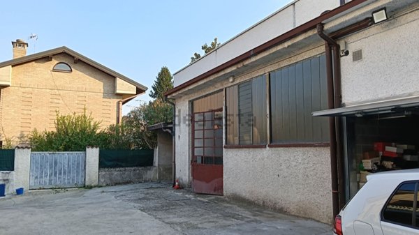 locale di sgombero in vendita a Carate Brianza in zona Agliate