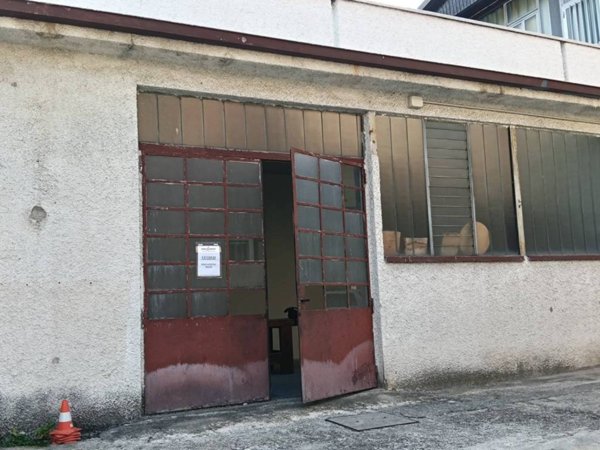 locale commerciale in vendita a Carate Brianza in zona Agliate