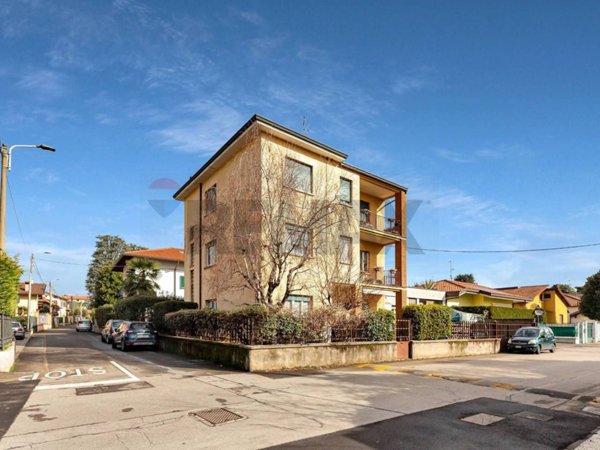 casa indipendente in vendita a Carate Brianza in zona Costa Lambro