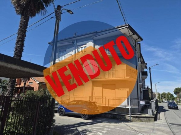 appartamento in vendita a Carate Brianza in zona Costa Lambro