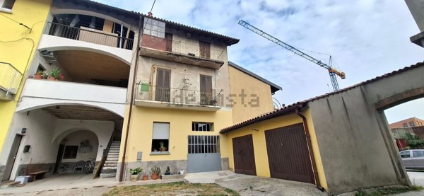 appartamento in vendita a Carate Brianza in zona Costa Lambro