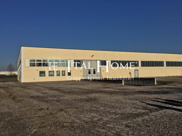 locale commerciale in vendita a Carnate
