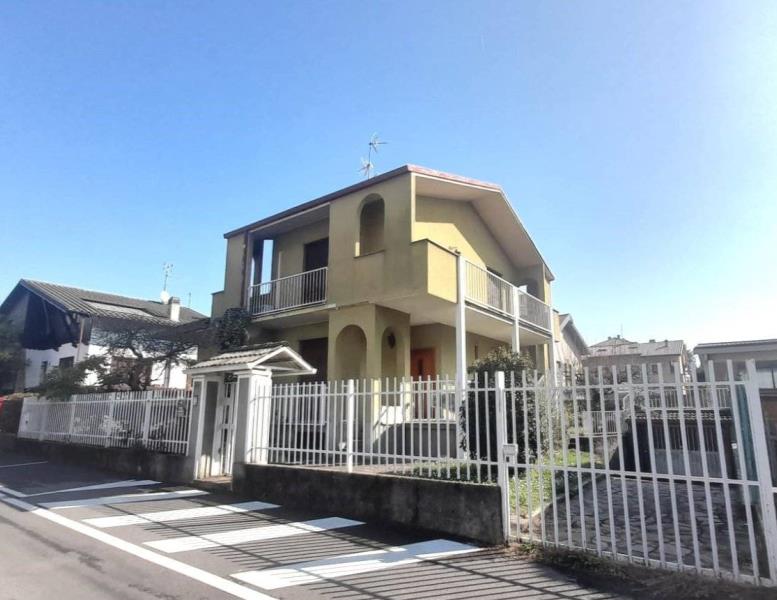 casa indipendente in vendita a Carnate