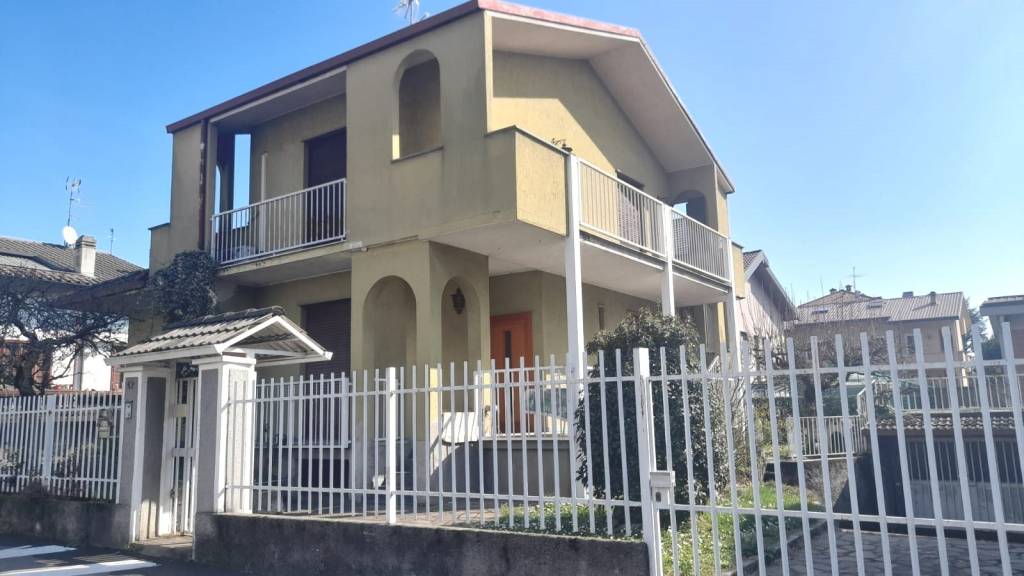 casa indipendente in vendita a Carnate
