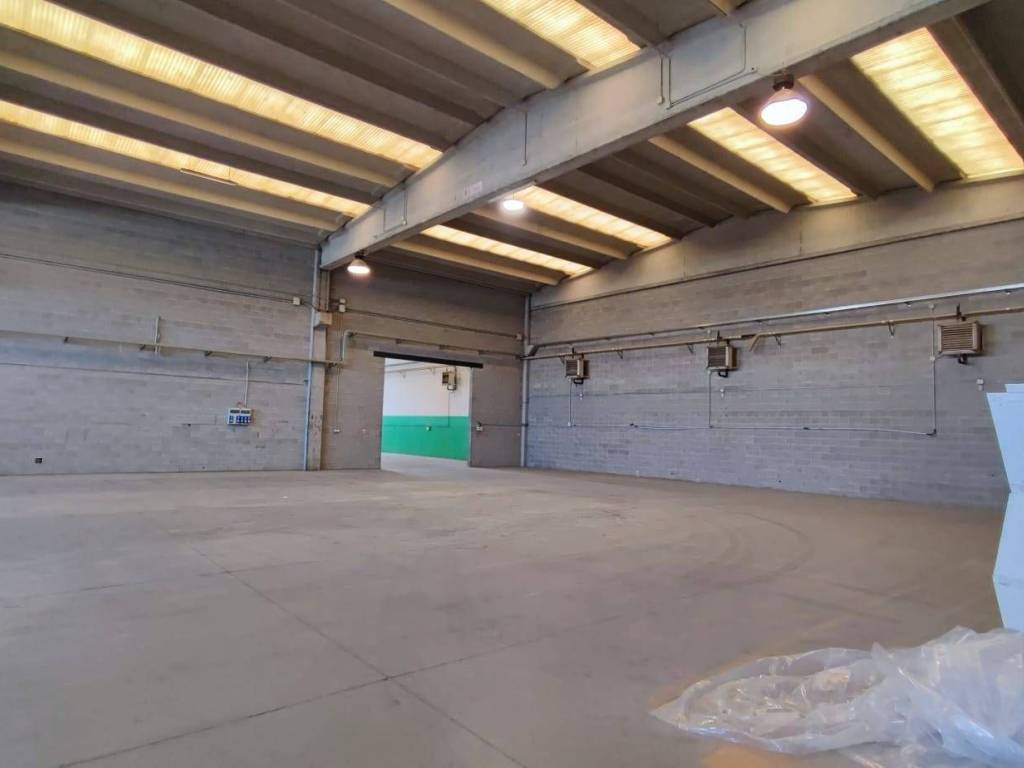 locale commerciale in vendita a Carnate