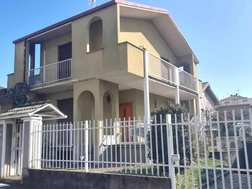 casa indipendente in vendita a Carnate