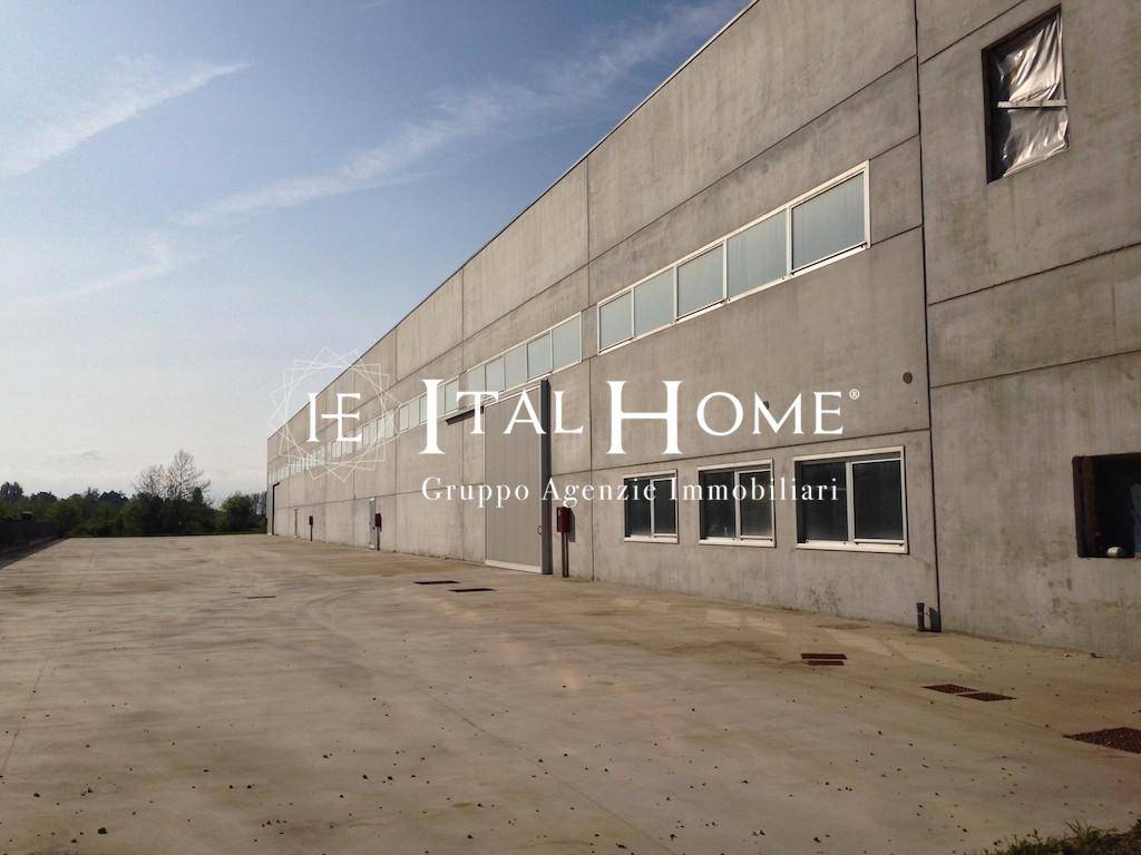 locale commerciale in vendita a Carnate