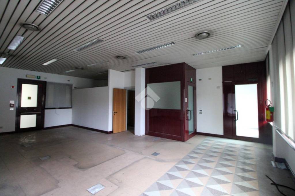 negozio in vendita a Carnate