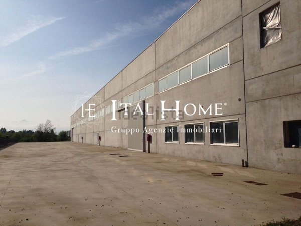capannone in vendita a Carnate