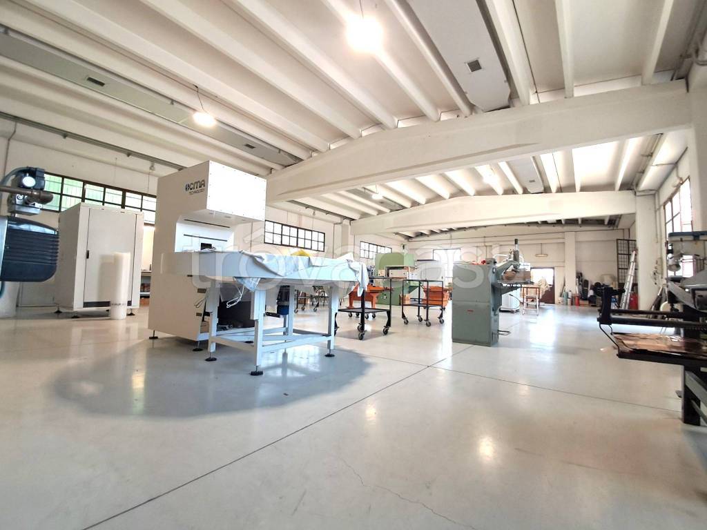 locale commerciale in vendita a Carnate