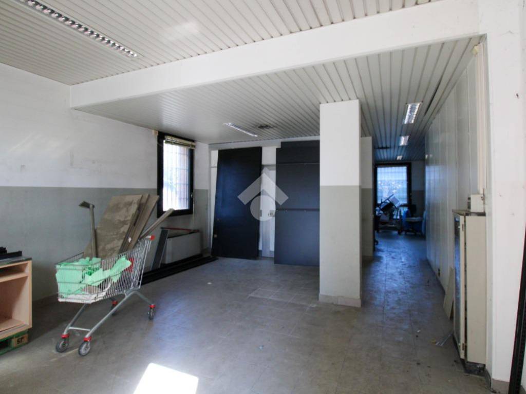 negozio in vendita a Cavenago di Brianza