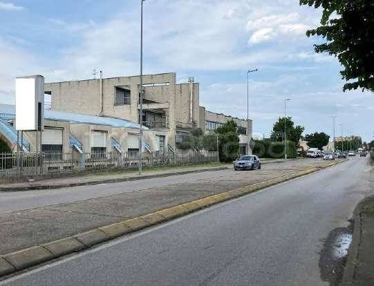 locale commerciale in vendita a Cavenago di Brianza