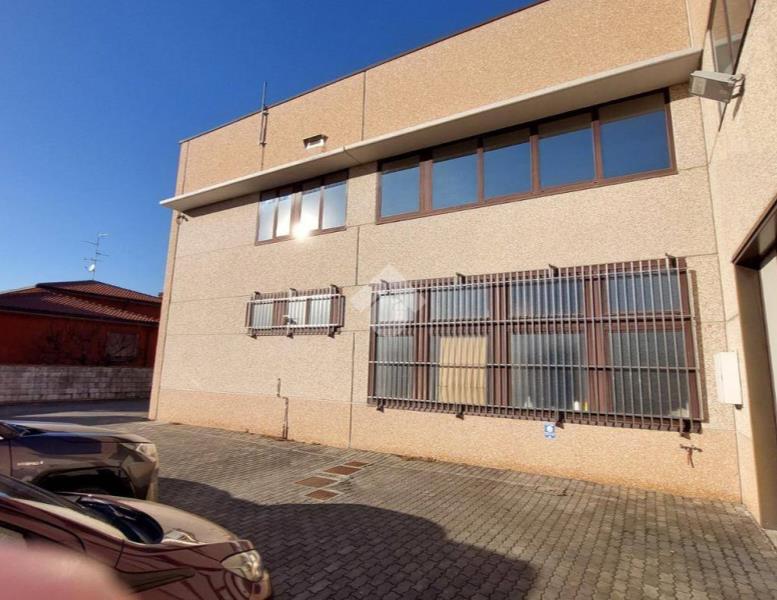locale commerciale in vendita a Ceriano Laghetto
