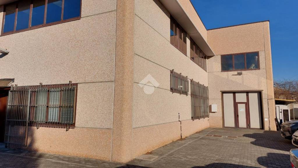 locale commerciale in vendita a Ceriano Laghetto