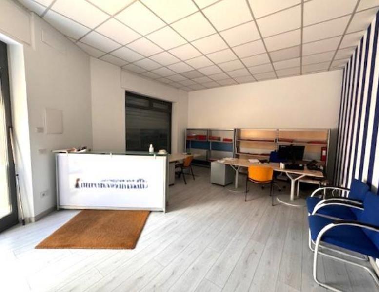 ufficio in vendita a Cesano Maderno in zona Binzago