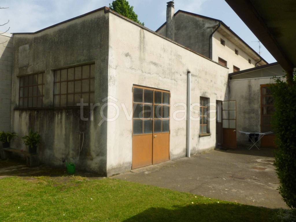 locale di sgombero in vendita a Cesano Maderno
