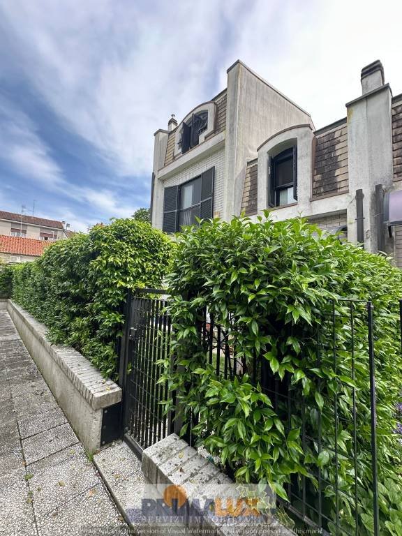 casa indipendente in vendita a Cesano Maderno in zona Binzago