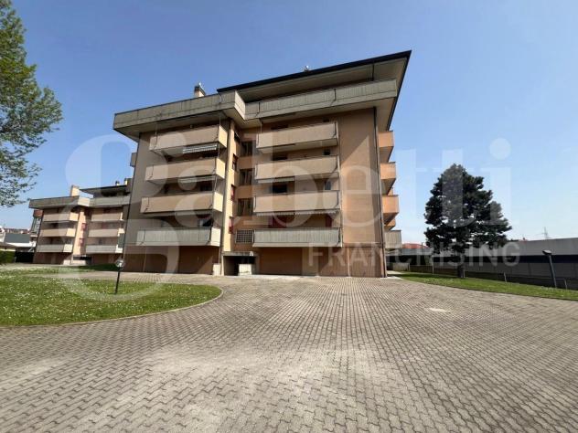 negozio in vendita a Cesano Maderno in zona Cassina Savina