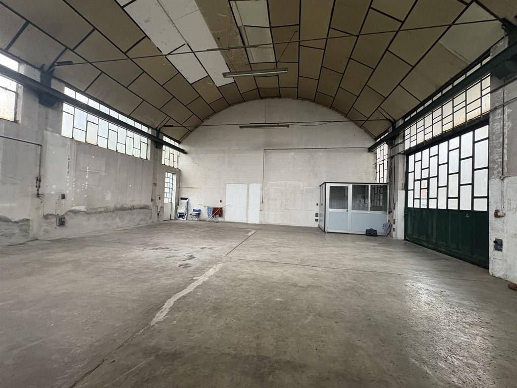 negozio in vendita a Cesano Maderno in zona Binzago