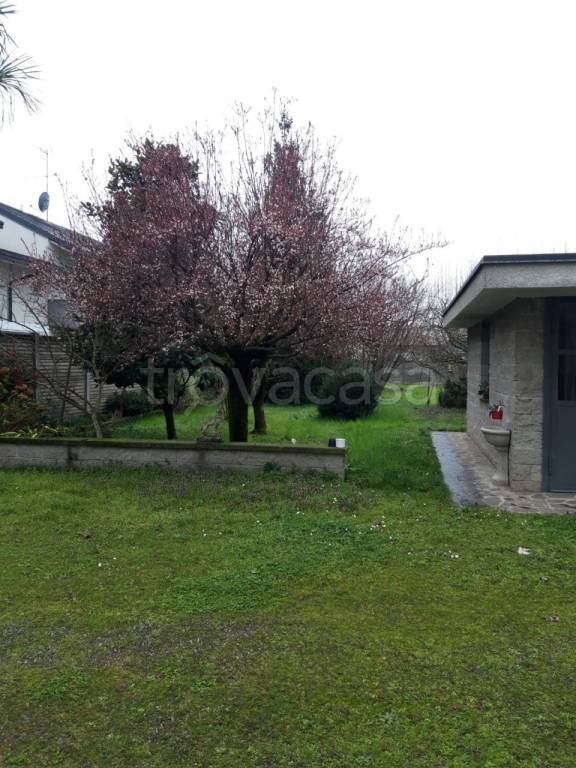 casa indipendente in vendita a Cesano Maderno in zona Cassina Savina