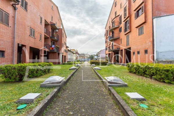 negozio in vendita a Cesano Maderno in zona Cassina Savina
