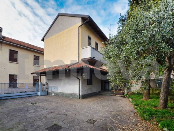 casa indipendente in vendita a Cesano Maderno in zona Binzago