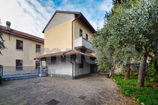 casa indipendente in vendita a Cesano Maderno in zona Binzago