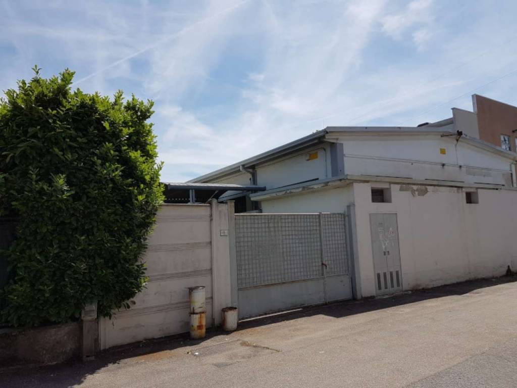 locale commerciale in vendita a Cesano Maderno