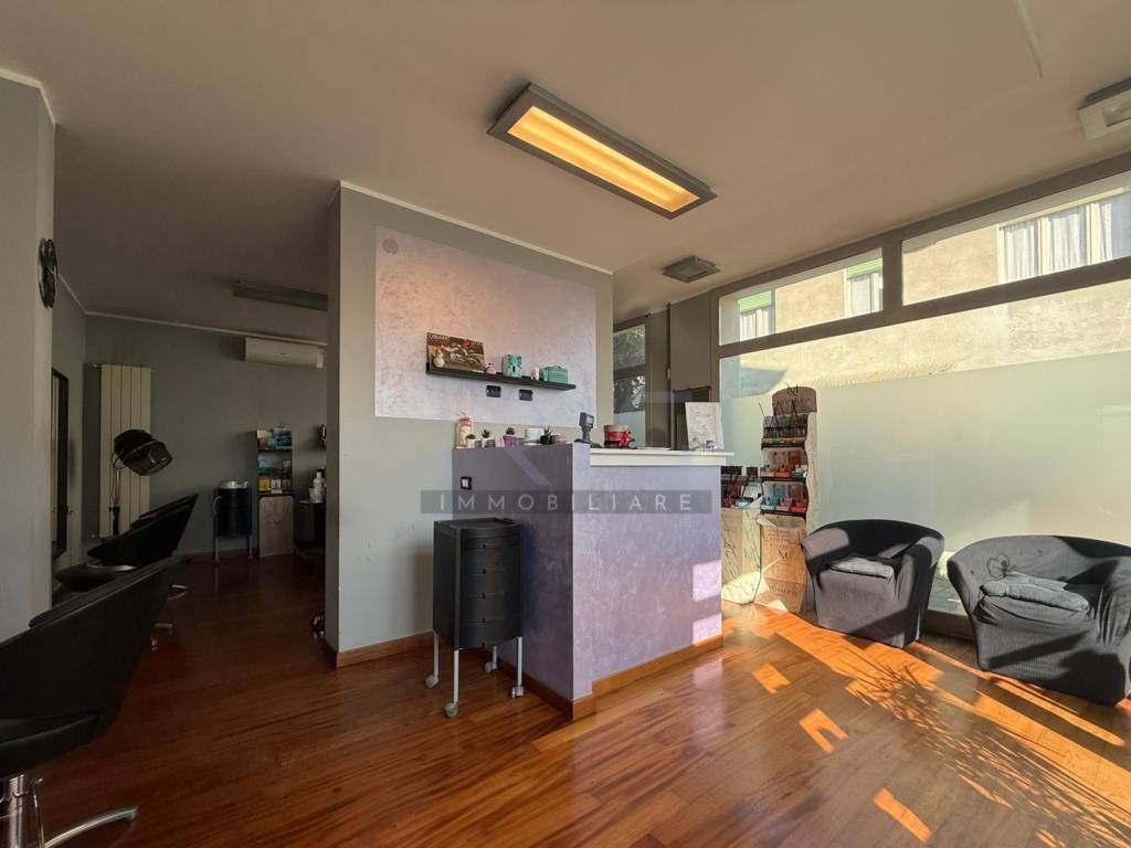 negozio in vendita a Cesano Maderno in zona Binzago