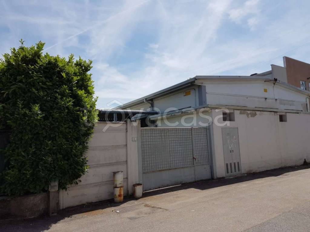 locale commerciale in vendita a Cesano Maderno