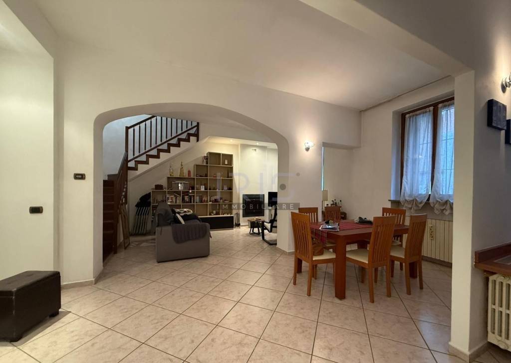 casa indipendente in vendita a Cesano Maderno in zona Binzago