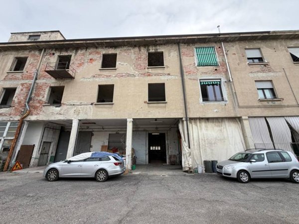 locale commerciale in vendita a Cesano Maderno