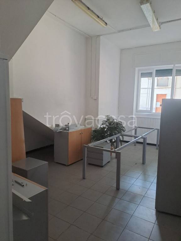 negozio in vendita a Cesano Maderno in zona Binzago