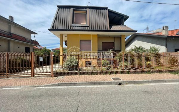 casa indipendente in vendita a Cesano Maderno in zona Villaggio Snia