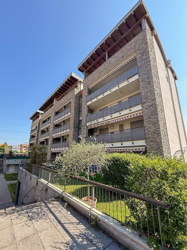 appartamento in vendita a Cesano Maderno in zona Villaggio Snia