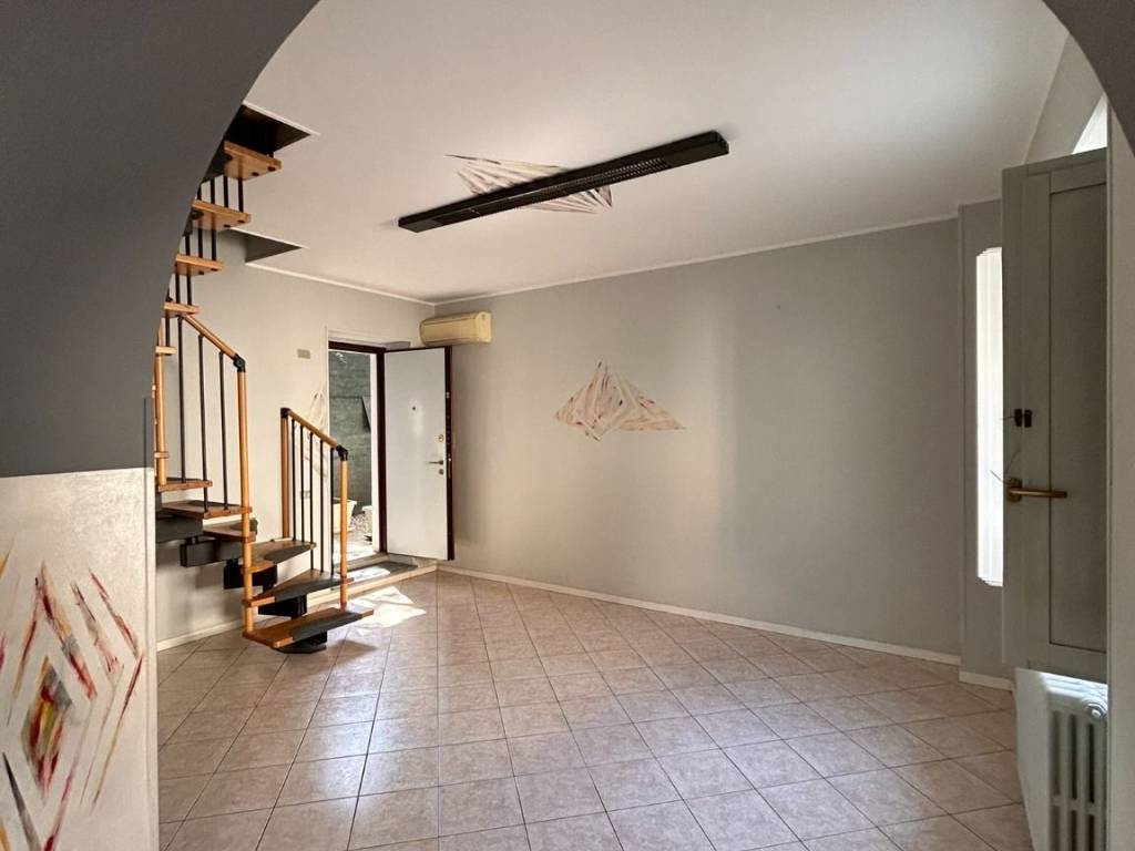 casa indipendente in vendita a Cesano Maderno in zona Binzago