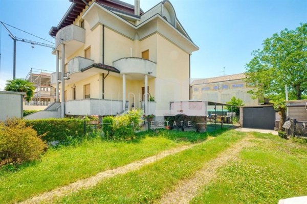 casa indipendente in vendita a Cesano Maderno in zona Cassina Savina