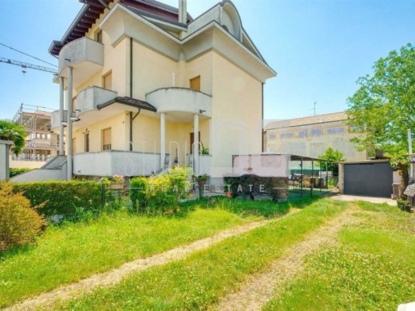 casa indipendente in vendita a Cesano Maderno in zona Cassina Savina