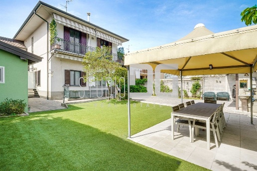casa indipendente in vendita a Cesano Maderno in zona Binzago
