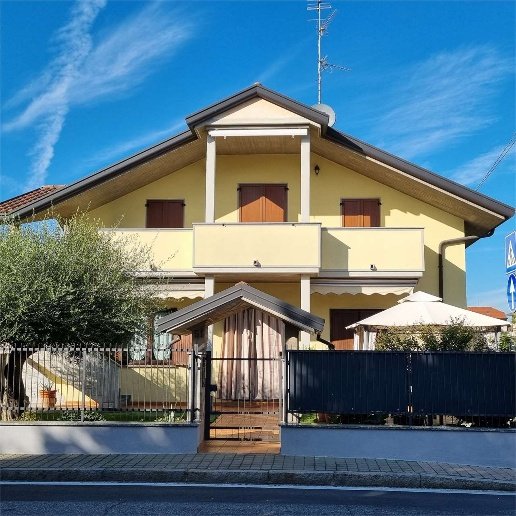 casa indipendente in vendita a Cesano Maderno in zona Cassina Savina