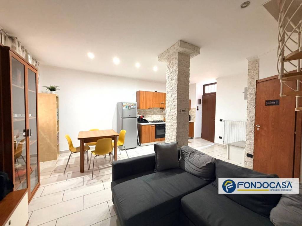 casa indipendente in vendita a Cesano Maderno in zona Binzago