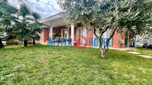 casa indipendente in vendita a Cesano Maderno in zona Cassina Savina